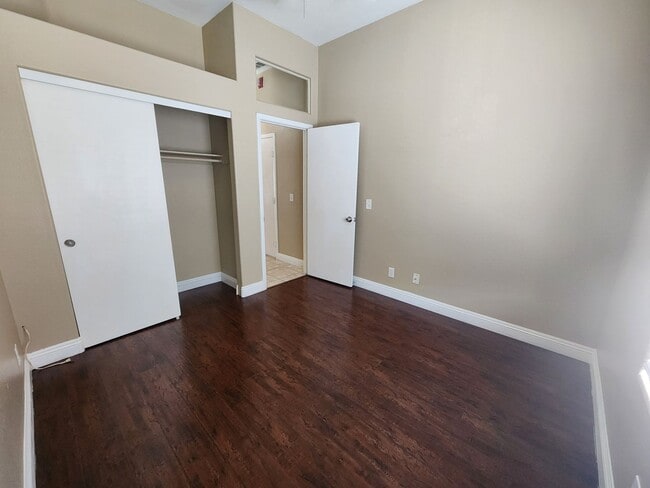 Building Photo - A Fabulous 3 Bedroom Townhome In North Las...