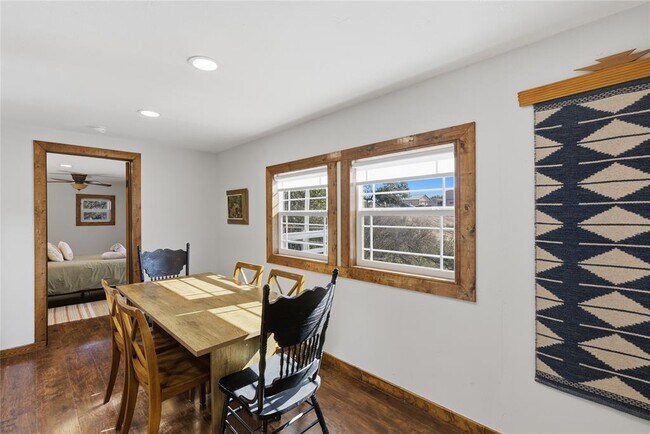 Building Photo - 2505 Belaire W Ln