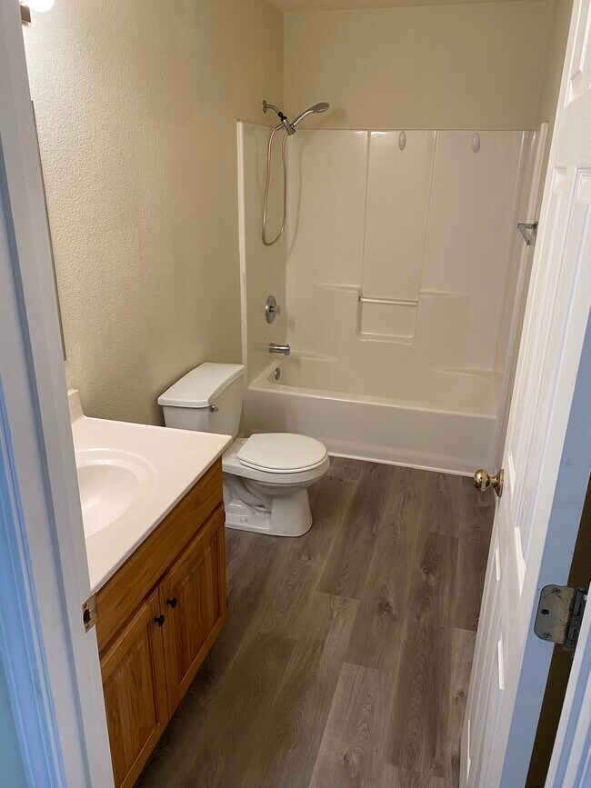 Full Bath - 4524 Waterloo Dr