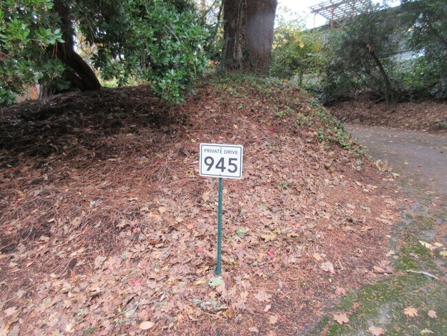 Building Photo - Beautiful Three Bedroom in the Hills of South Salem