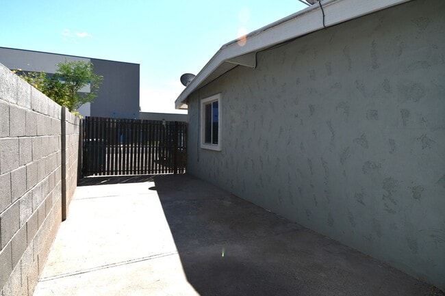 Building Photo - Within Walking Distance To Grand Canyon University