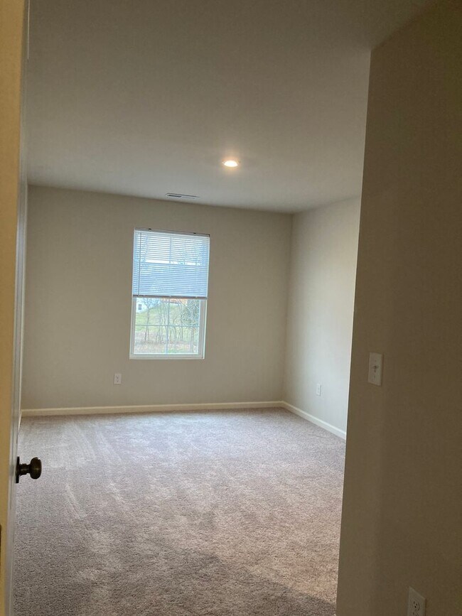 Building Photo - 117 Elegance Wy