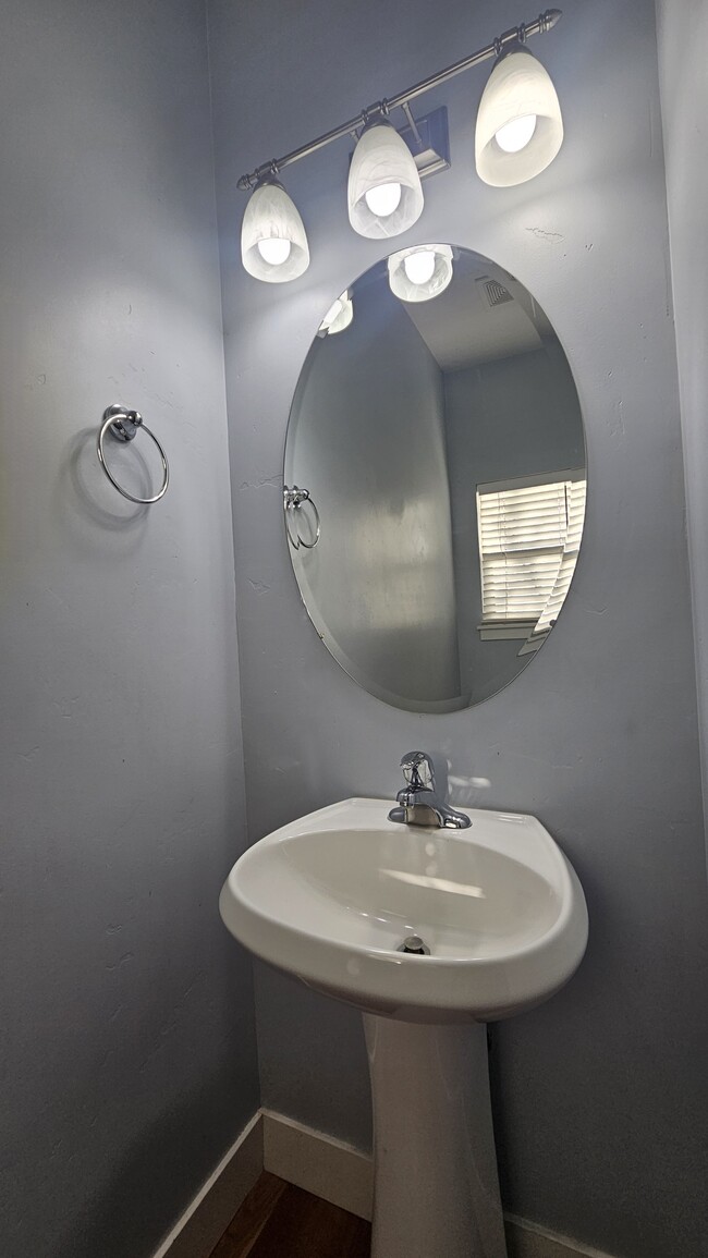 Building Photo - 2718 N Elm Dr