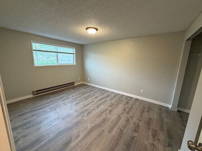 Building Photo - Convenient Location and Comfortable Living!