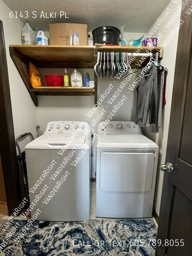 Building Photo - 6143 S Alki Pl