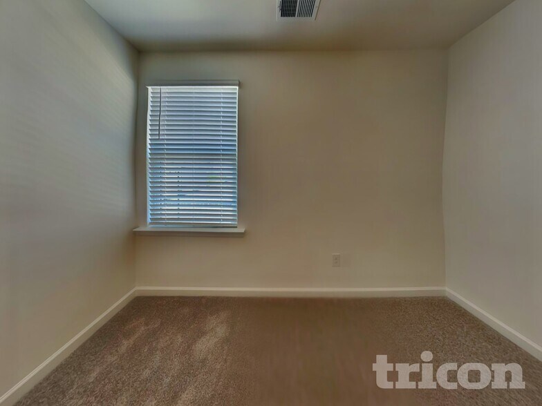 Building Photo - 2464 Lennox Rd SE