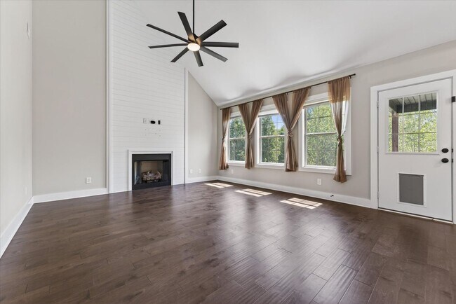 Building Photo - Pet Friendly Three Bedroom!