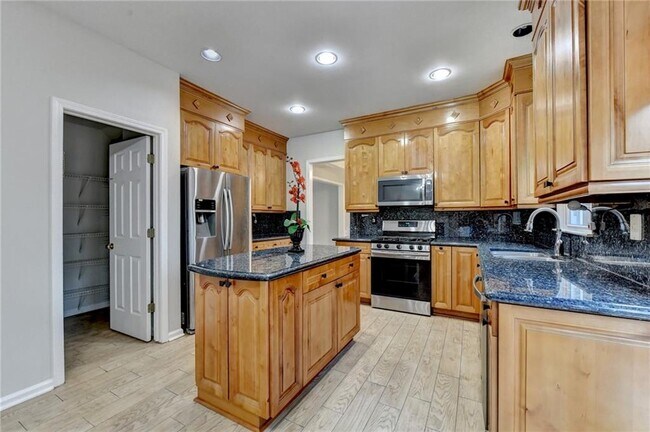 Building Photo - 2835 Crestmont Ct