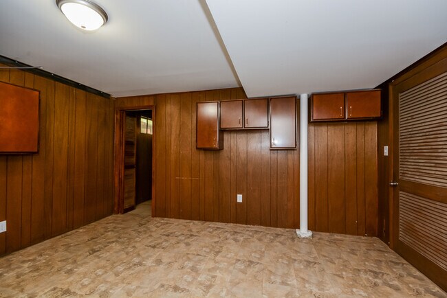 Building Photo - Charming 3 Bedroom in Cincinnati!