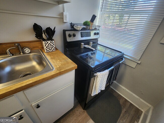 Building Photo - 917 Oakview Ave