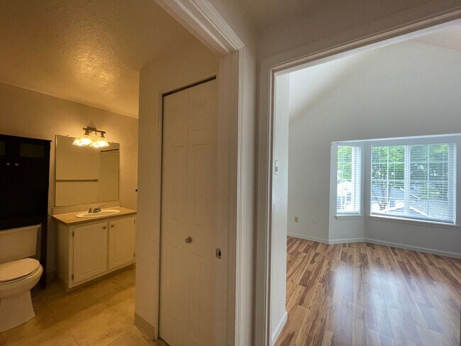 Building Photo - 2Bd/2Ba in Bethany Condo with Garage ~ Washer/ Dryer in Unit ~ Top Floor ~ Community Pool!!!
