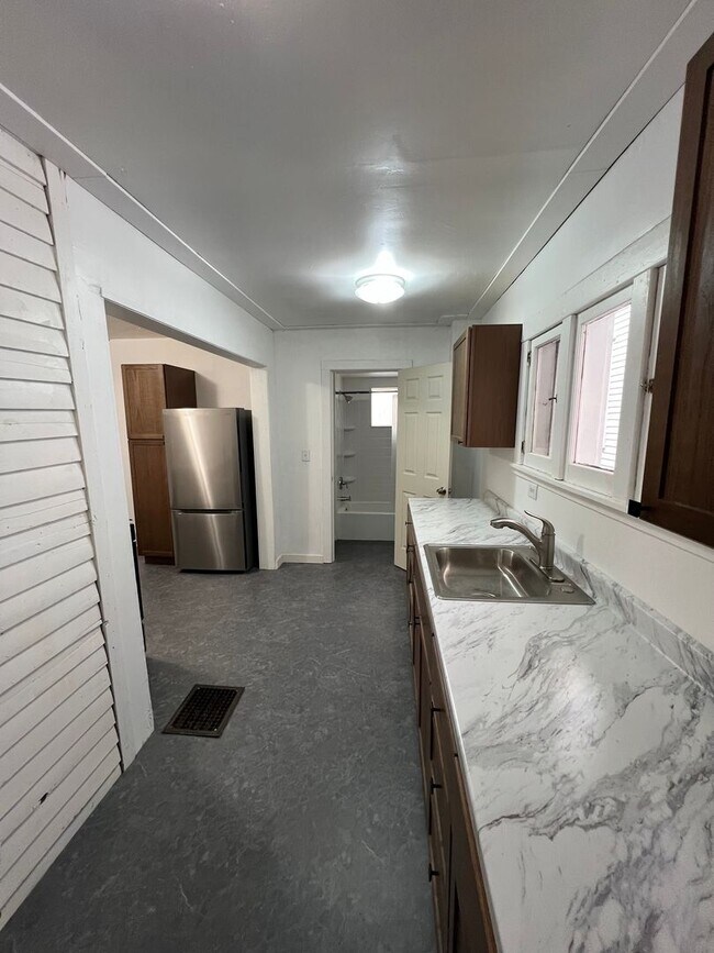 Building Photo - 3 Bedroom 1 Bathroom House (move in ready)