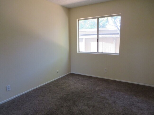 Building Photo - LOVELY 2BD/2BA Condo in Valencia's Desirable Lakeshore Community