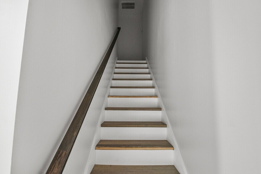 Building Photo - 789 Main St