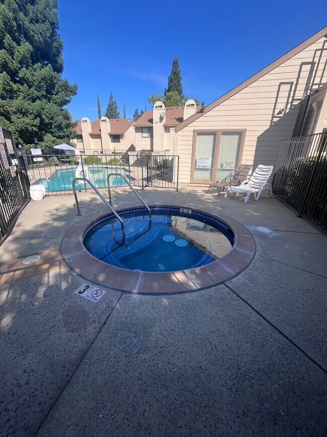 Building Photo - NICE UPDATED CONDO IN ROLLINGWOOD POINTE!!