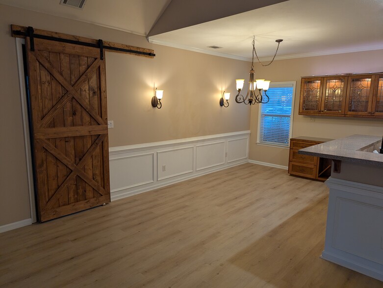 Building Photo - 2203 Amberley Dr