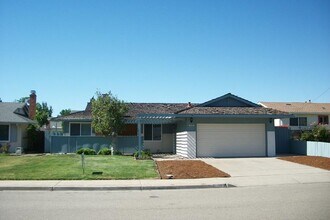 Building Photo - Great Location, Close to Everything!