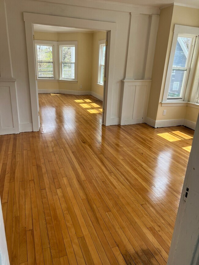 Building Photo - 205 Rollstone St