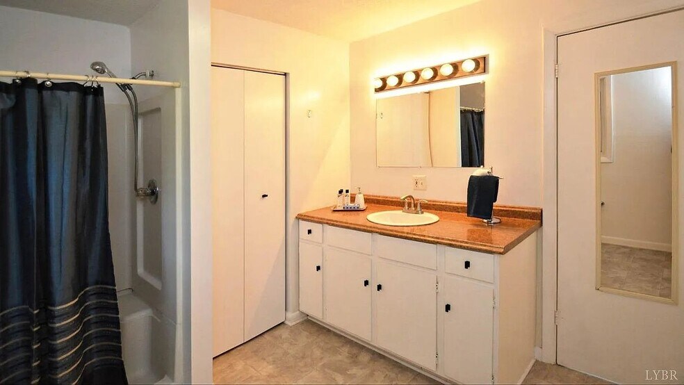 Master Bath - 4204 Tremont St