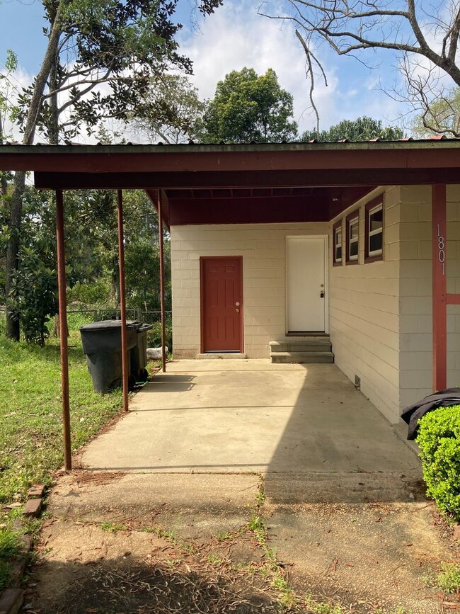 Building Photo - 3 bed 1 bath House With Fenced-in Yard, Av...