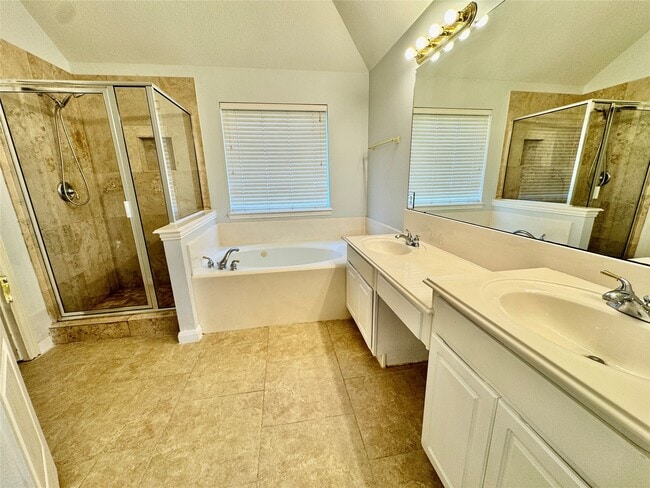 Building Photo - 2604 Hidden Creek Dr