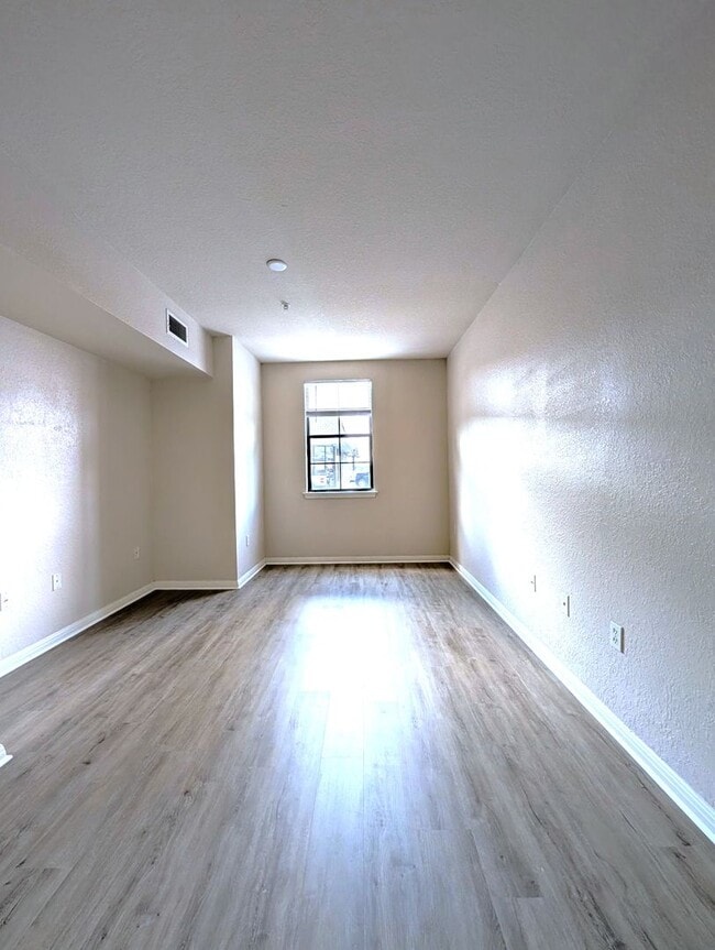 Building Photo - 1x1 Bright & spacious, convenient 1st floor unit. New flooring throughout, new washer/dryer & stove!
