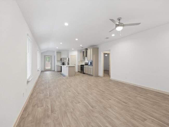 Building Photo - 12733 Ermine St