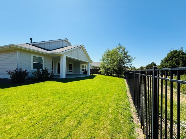 Building Photo - Modern Farmhouse in Cartwright Ranch