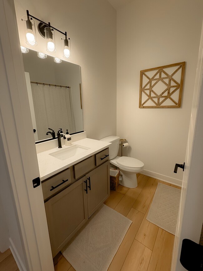 Building Photo - 1204 SW Franklin Dr