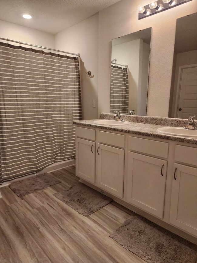 Building Photo - 5379 Peach Dr