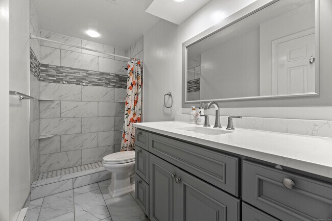 Building Photo - 8 Rose Ln