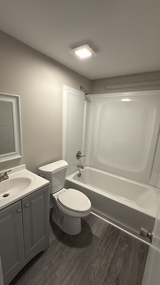 Building Photo - 410 Midway St