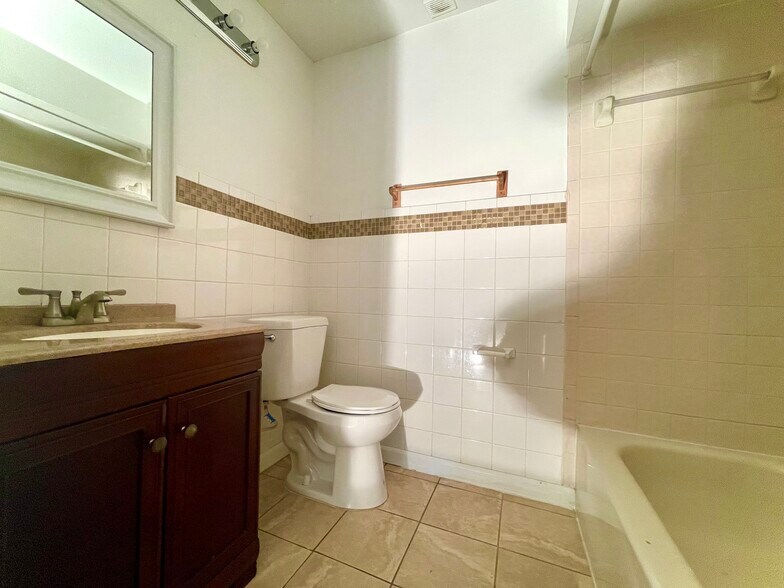 Bathroom View 2 Vanity - 3828 Southpointe Dr