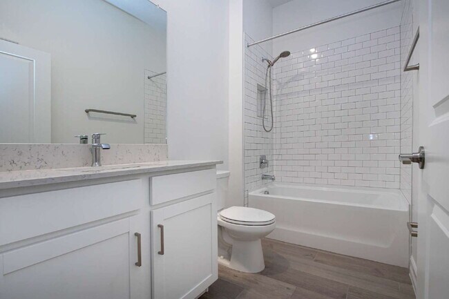 Building Photo - Spacious Like New 4-Bedroom Oasis with 3 Full Baths in Palmetto - Available NOW