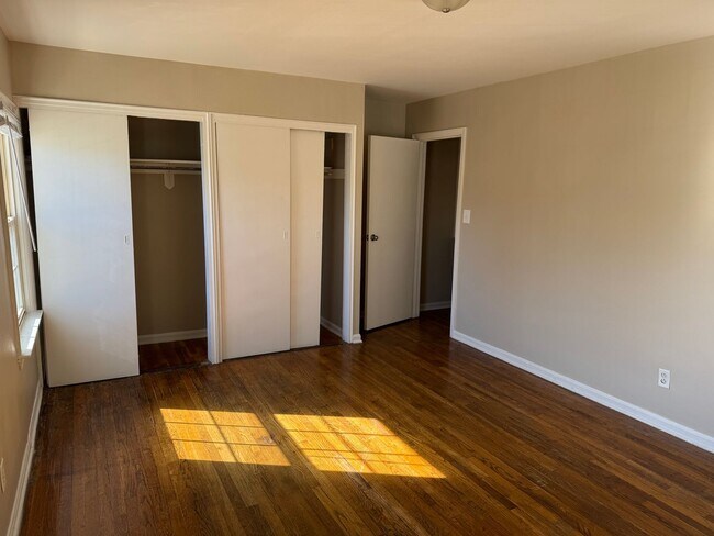 Building Photo - 379 N Roosevelt Ave