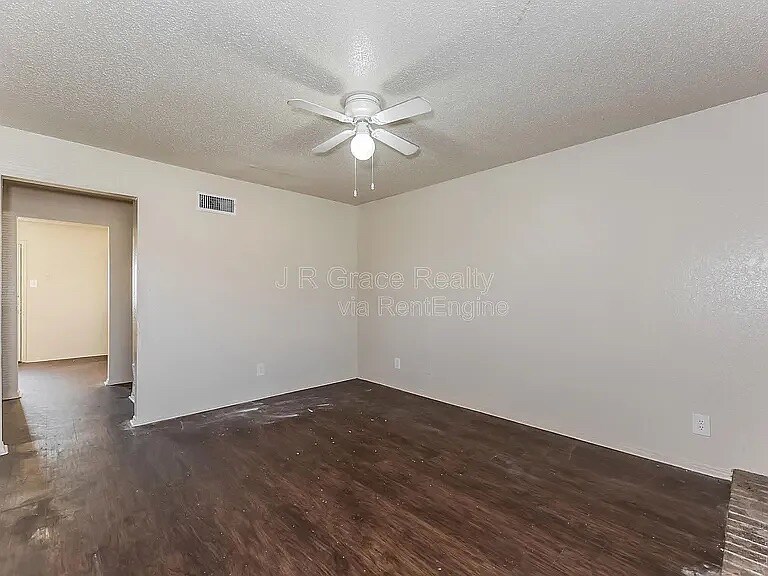 Building Photo - Room in Apartment on Shadydell Dr