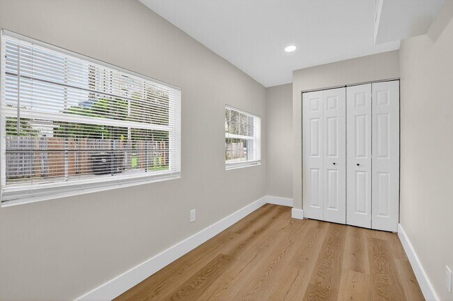 Building Photo - 409 47th St