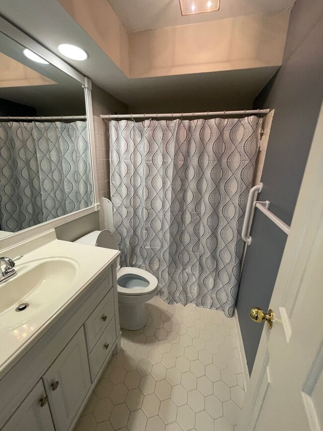 Building Photo - Large 2 Bedroom, 2.5 Bath Townhouse - Autu...