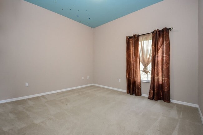 Building Photo - Spacious 4BR + Office Home with Pool in Garison Way