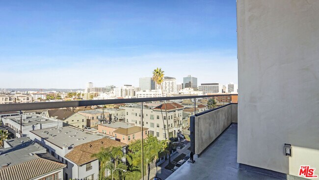 Building Photo - 846 S Mariposa Ave
