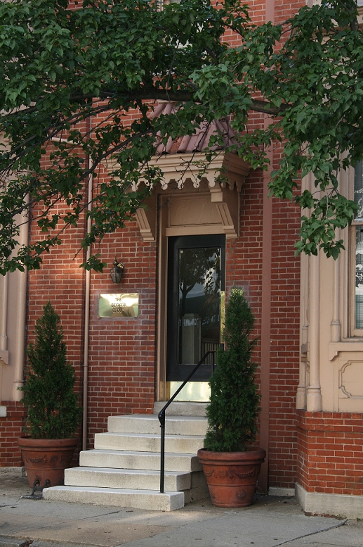 Building Photo - 12 W Read Street Apartments