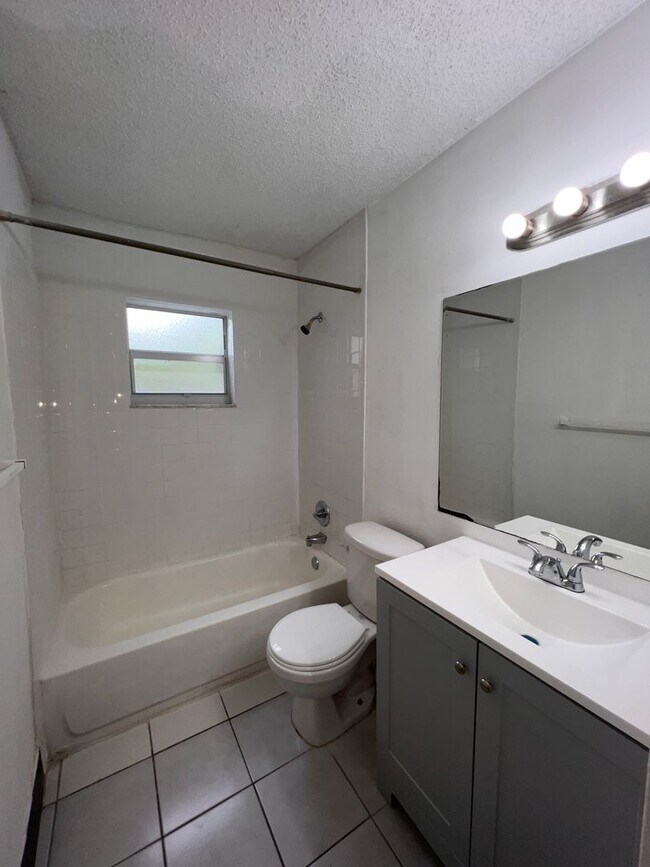 Building Photo - Excellent 4 Bedroom in Coral Springs