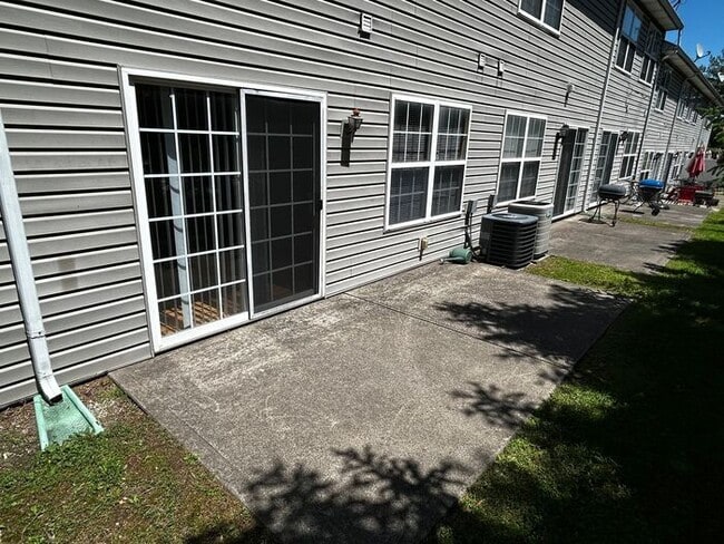Building Photo - Fantastic Location, No Maintenence Condo