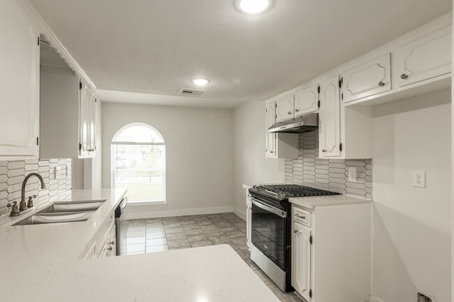 Building Photo - 4206 Oak Shadows Dr