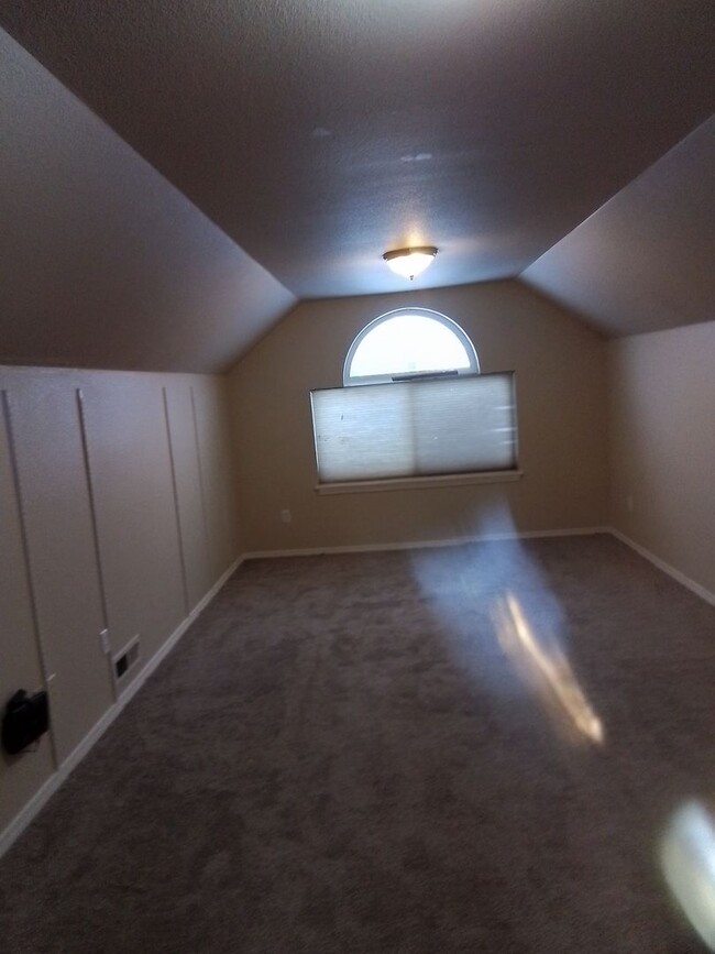 Building Photo - 4 bedroom: Super Clean with new carpet and...