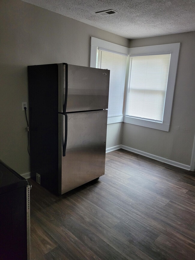 Building Photo - 332 S Bull St