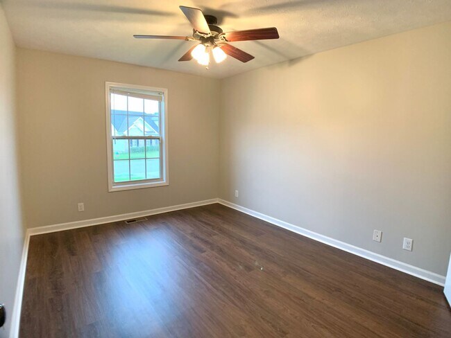 Building Photo - 685 Foxfield Dr
