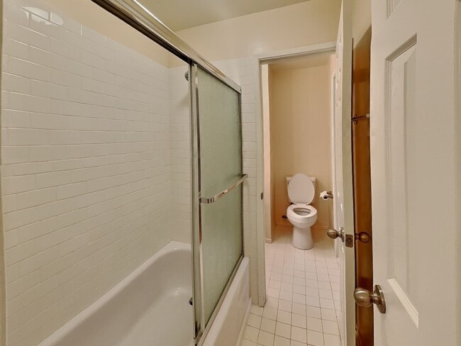 Building Photo - Upstairs Corner Unit 2/1.5 Condo Available Now!