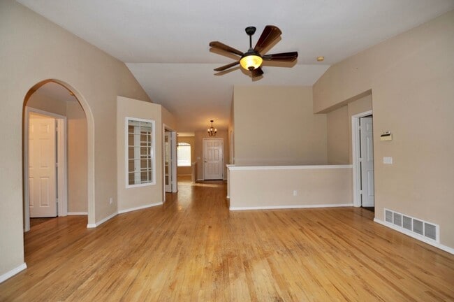 Building Photo - CDA Place Neighborhood- 4 bed with basement, cul de sac