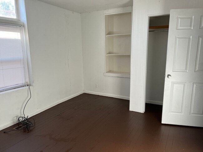 Building Photo - Private Guy Room in 5 bedroom 2 bath triplex